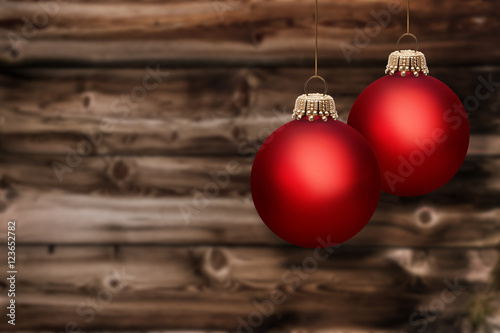 Rote Weihnachtskugeln vor  Holzhintergrund