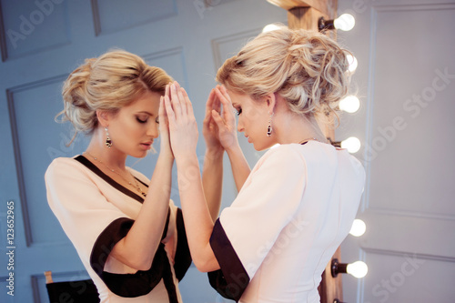 Foto Young attractive woman, stylish