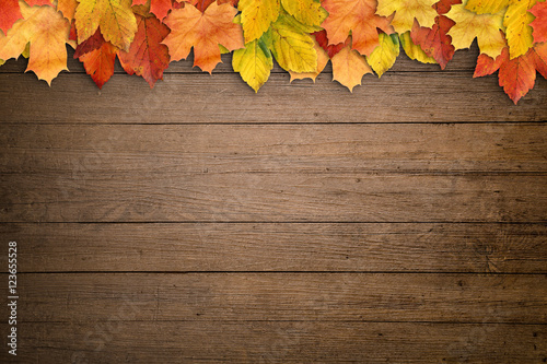 Herbstlicher Hintergrund mit Holz