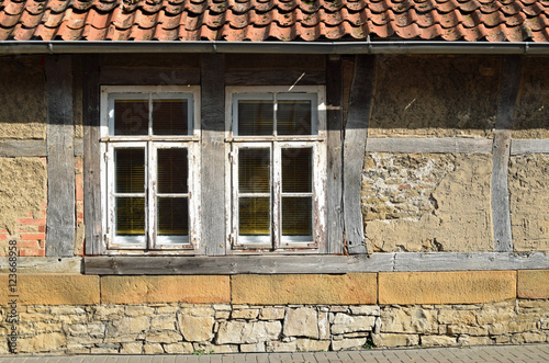 Fachwerkfassade mit Sprossenfenstern