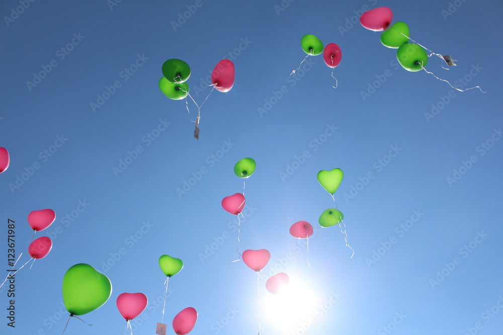 fliegende Luftballons II Stock-Foto | Adobe Stock