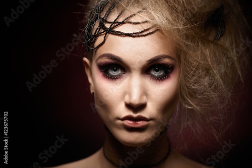Dekoracja na wymiar  young-woman-wearing-halloween-makeup