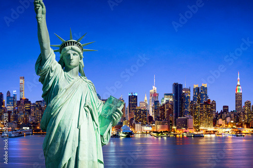 New York Skyline mit Freiheitsstaue als Hintergrund © eyetronic