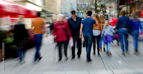Bild auf Leinwand Shopping in einer Stadt mit zoomeffekt