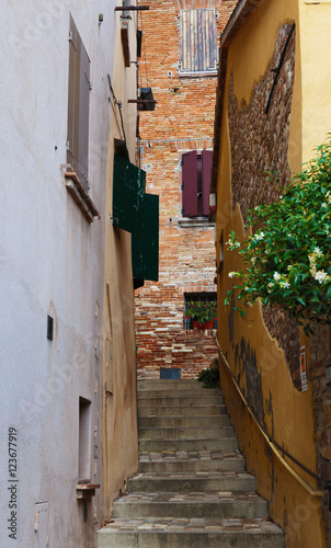 Fototapeta Naklejka Na Ścianę i Meble -  Narrow street in the old town in Italy