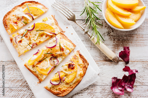 Flammkuchen mit Pfirsichen, Ziegenkäse, Rosmarin und Honig