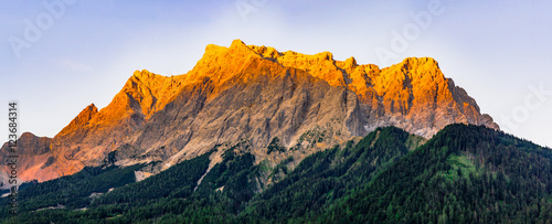 Panorama Zugspitzgruppe mit Alpenglühen bei Sonnenuntergang von Westen (Ehrwald) mit Gipfeln der Plattumrahmung