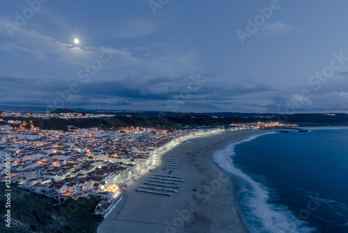 夜のナザレ（ポルトガル）の風景 © tarasan