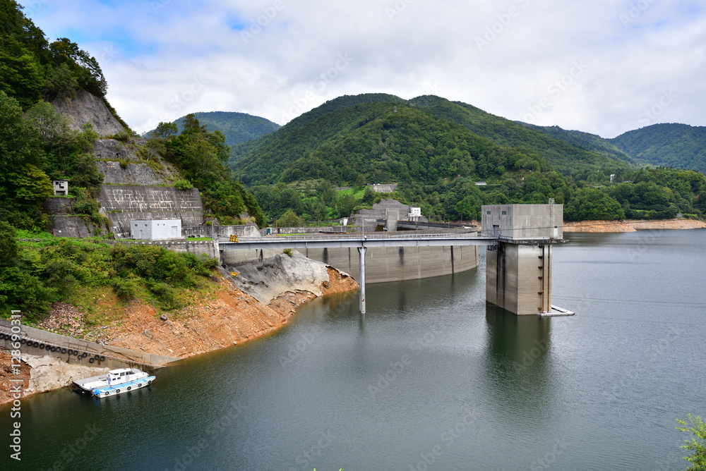 有峰林道から見た有峰ダム