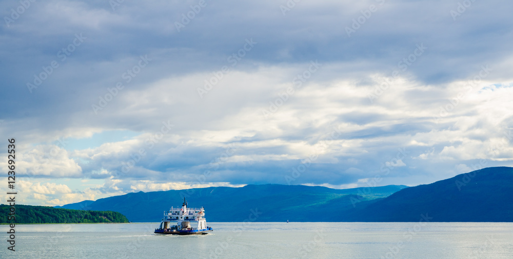 Naklejka premium Crossing the river