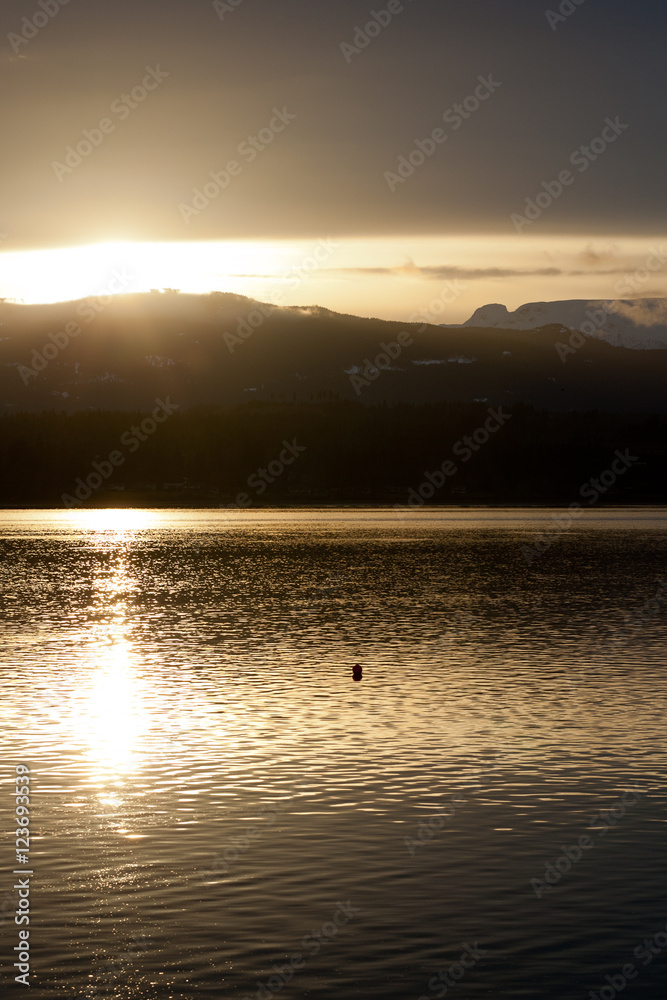 Obraz premium View of Comox Valley glacier at sunset from Comox harbour 