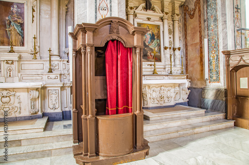 Fotografia confessional in an Italian church