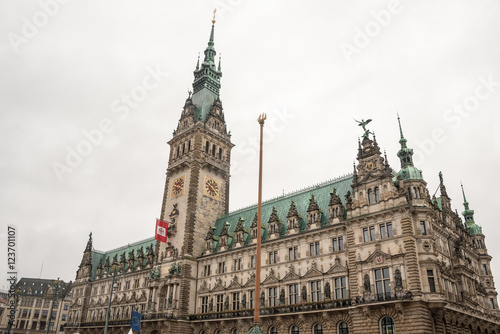Hamburg Rathaus in grauem Himmel