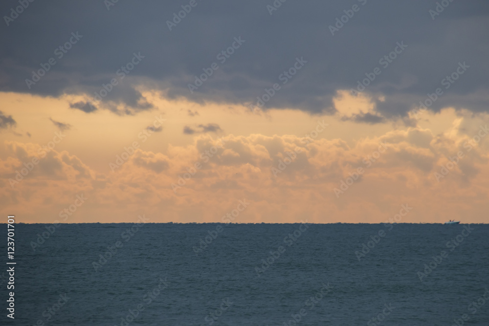 Obraz premium cloudy sky at sea in winter