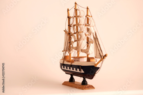 Ahşap yelkenli gemi oyuncak modeli photo