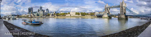 Panoramic view of london: from the city to Tower bridge
