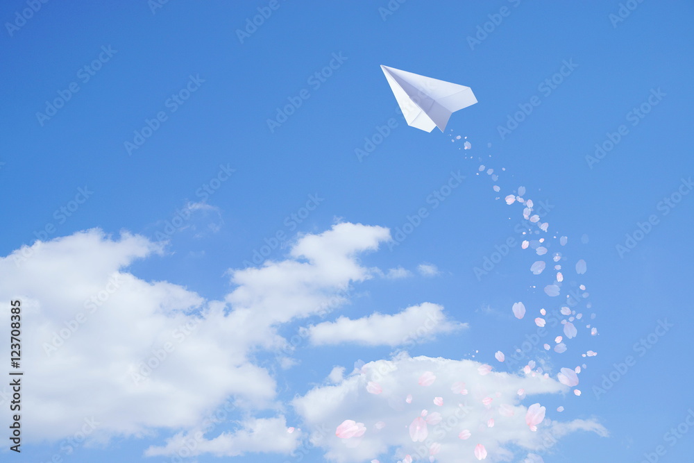 紙飛行機 Images Browse 66 Stock Photos Vectors And Video Adobe Stock