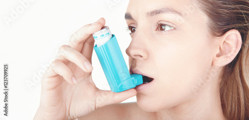 Donna spruzza in bocca spray asmatico o cortisone  photo