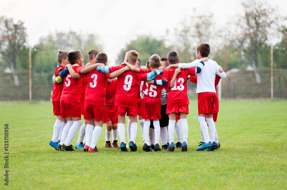 Naklejka premium Little soccer players celebrating victory