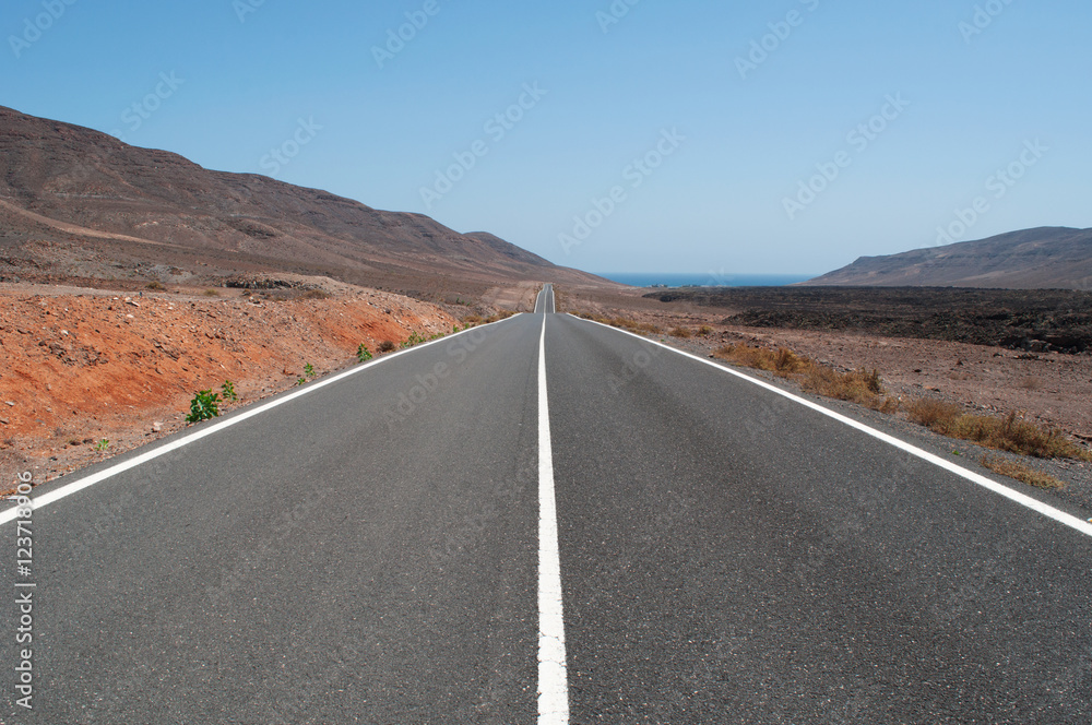 Fuerteventura, Isole Canarie: il paesaggio dell'aisola visto dalla strada per Pozo Negro, piccolo villaggio di pescatori al centro dell'isola, il 6 settembre 2016 Fuerteventura, Isole Canarie: il paesaggio dell'aisola visto dalla strada per Pozo Negro, piccolo villaggio di pescatori al centro dell'isola, il 6 settembre 2016