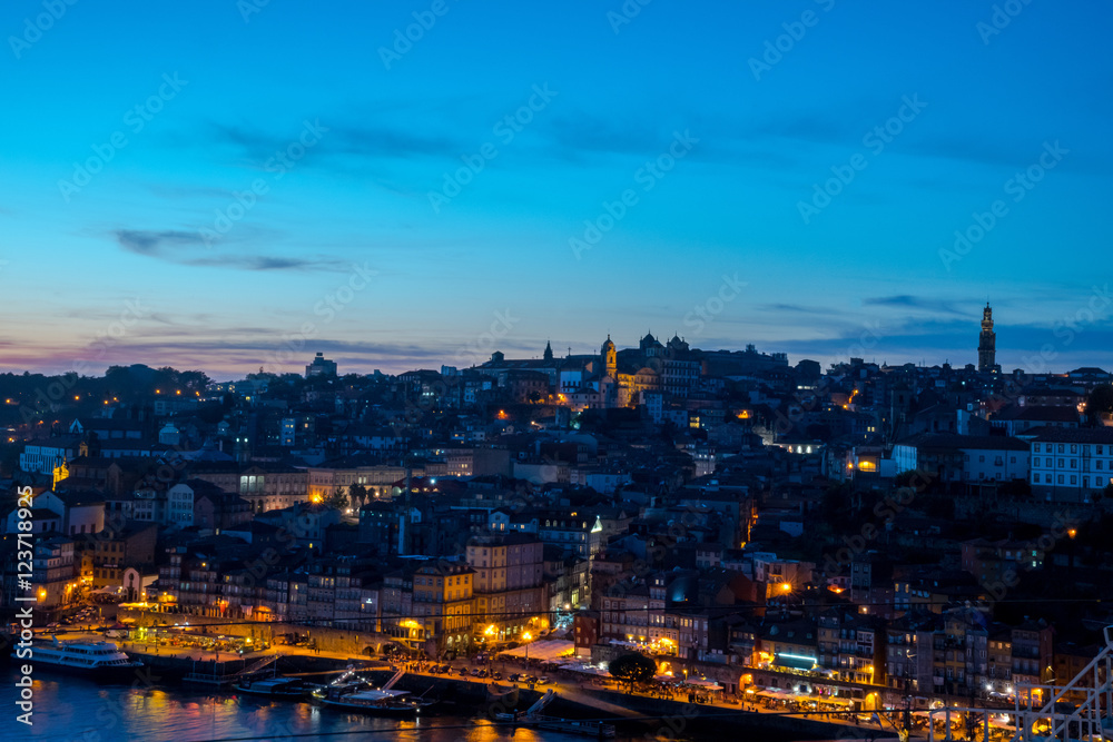 夜のポルト（ポルトガル）の風景