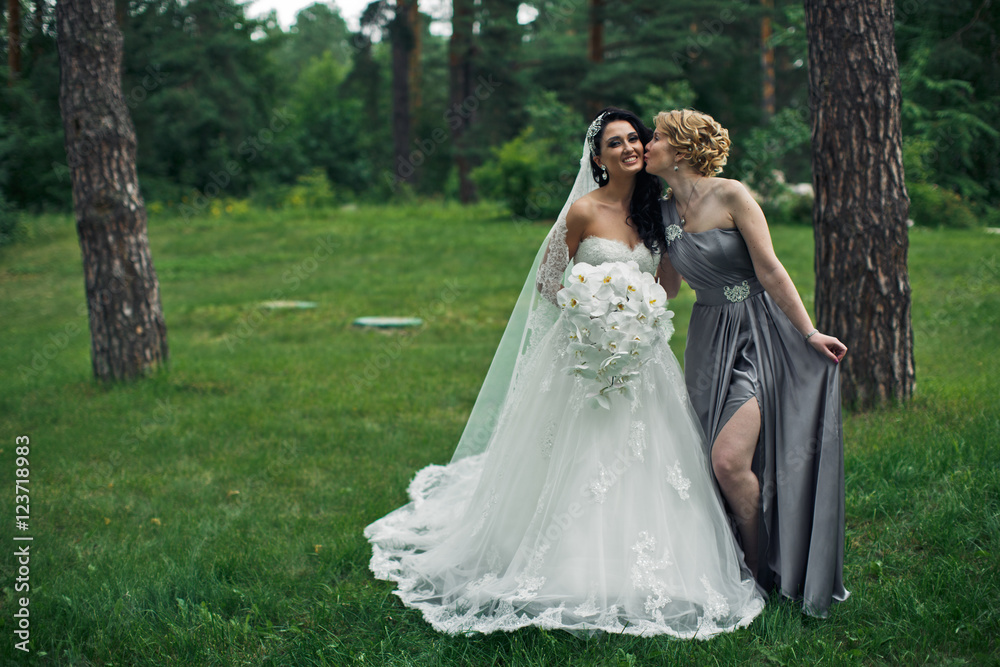 The bridesmaid embace bride in the park