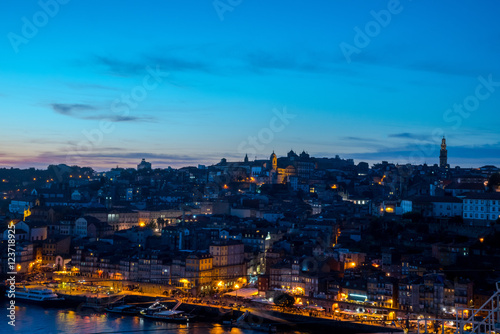 夜のポルト（ポルトガル）の風景 © tarasan