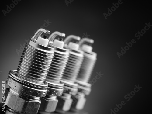 Foto A set of new spark plugs of the car.