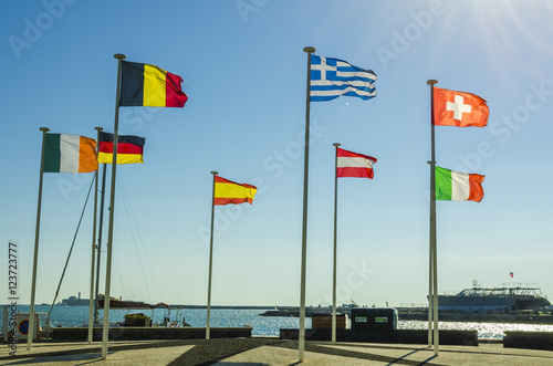 drapeaux au bord de l'eau