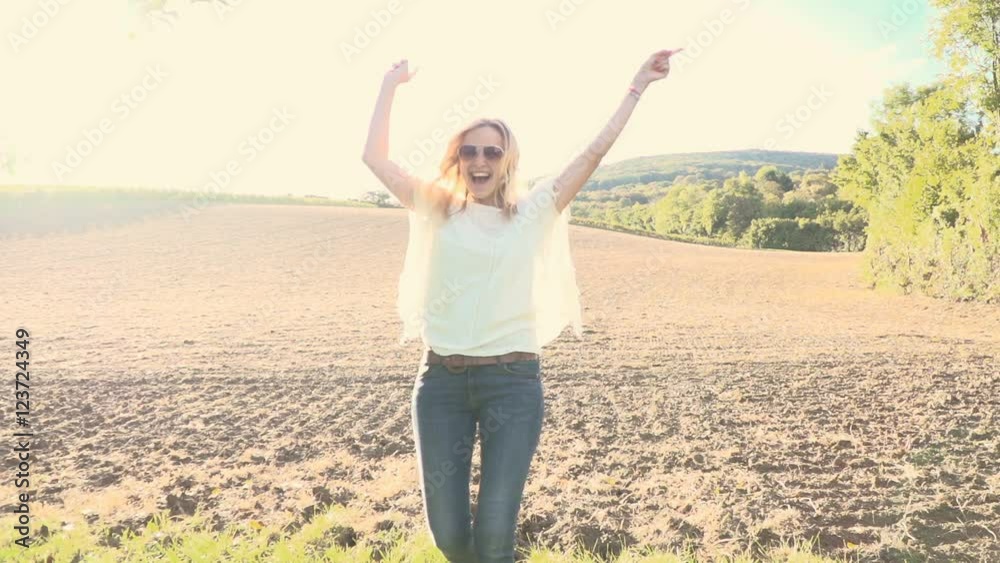Frau am Morgen tanzt und springt vor der Sonne Frau am Morgen tanzt und springt vor der Sonne
