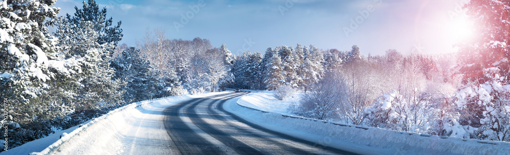 Naklejka premium Samochód na zimowej drodze pokryte śniegiem