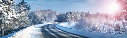 samochod-na-drodze-pokrytej-sniegiem