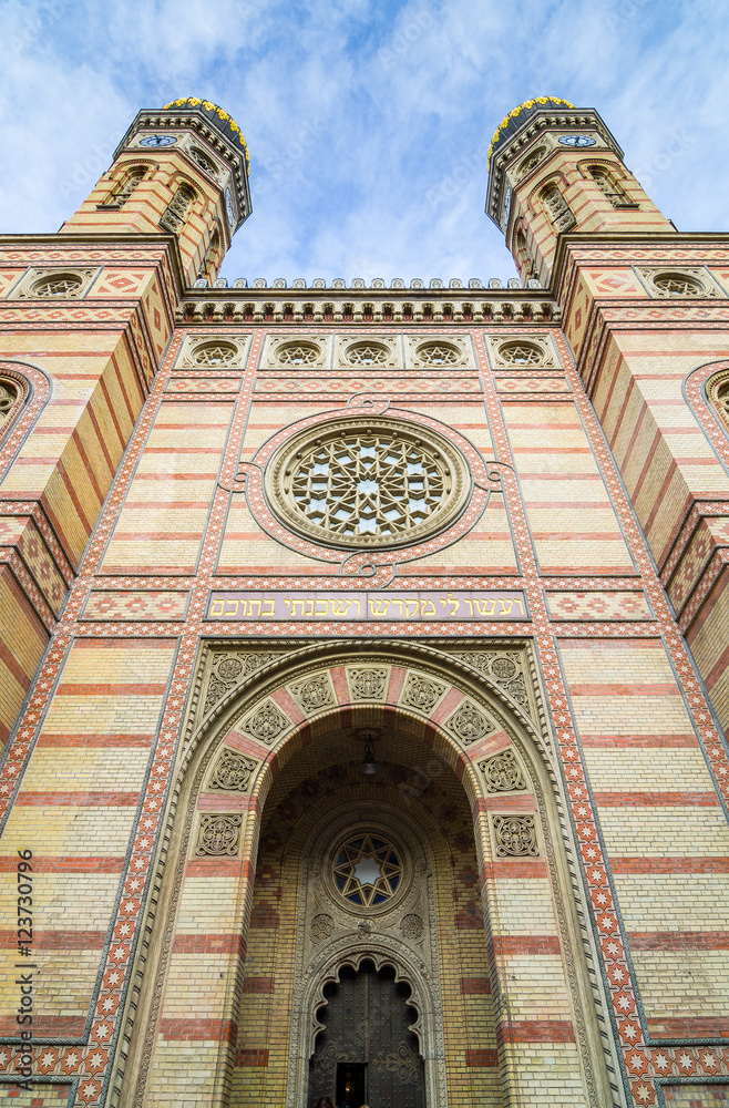 Obraz premium Exterior of the Dohany Street Synagogue in Budapest, Hungary.