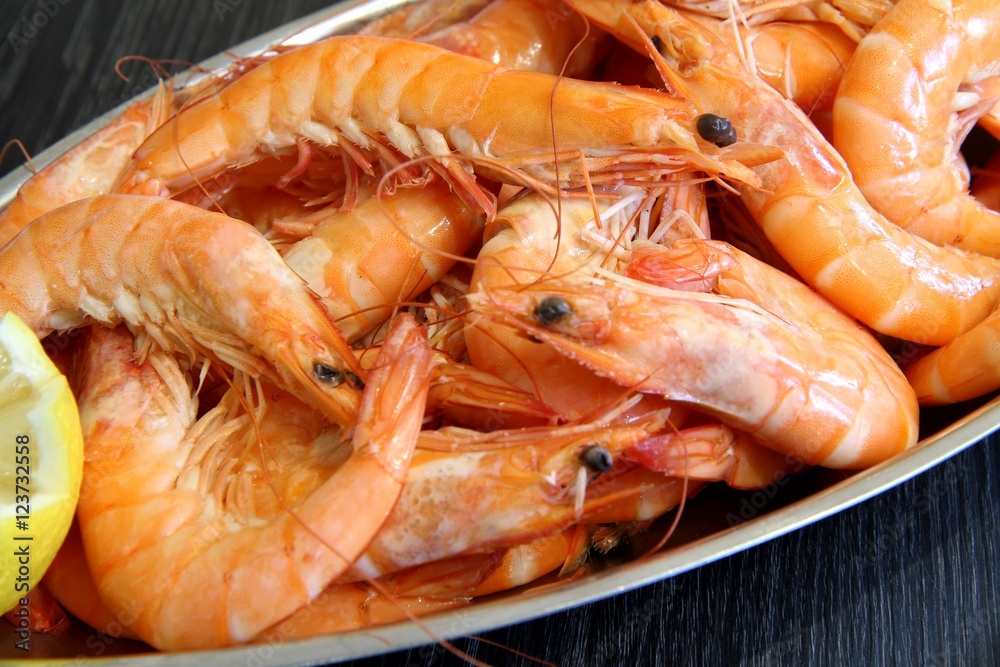 plat de grosses crevettes roses et citron plat de grosses crevettes roses et citron