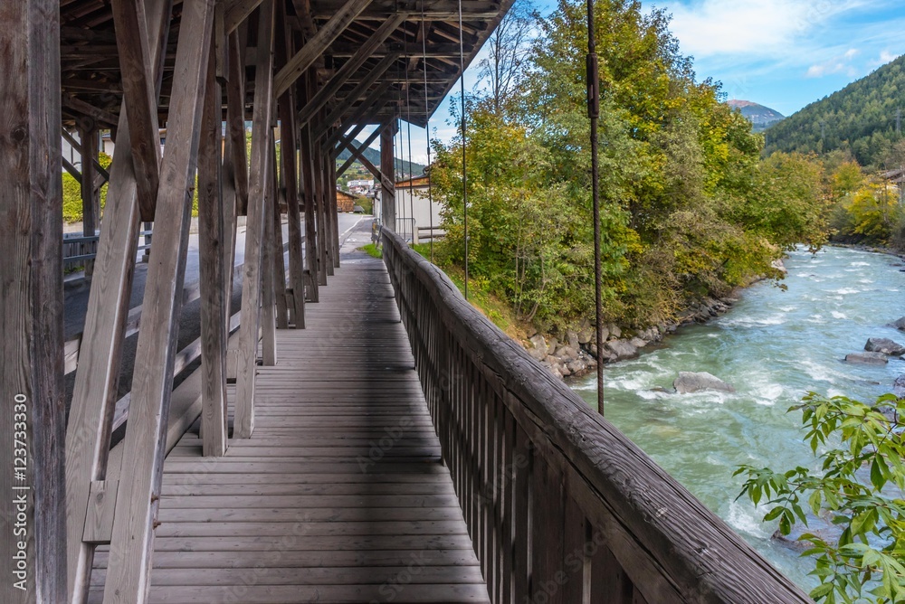 Fototapeta premium Holzbrücke über den Ruetzbach im Stubaital