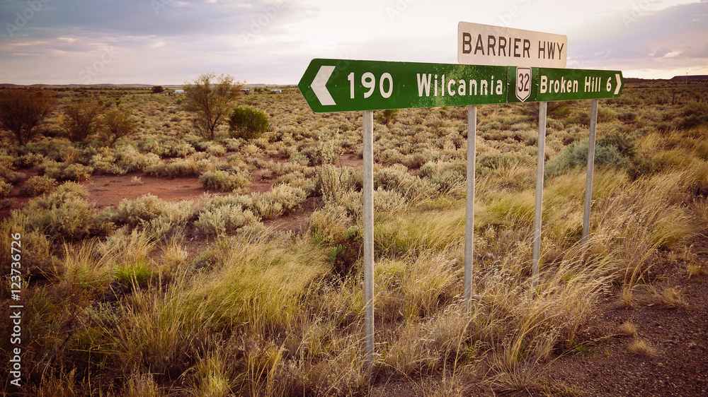 Obraz premium Straßenschild mit Entfernung an einer Straße im Outback von Australien
