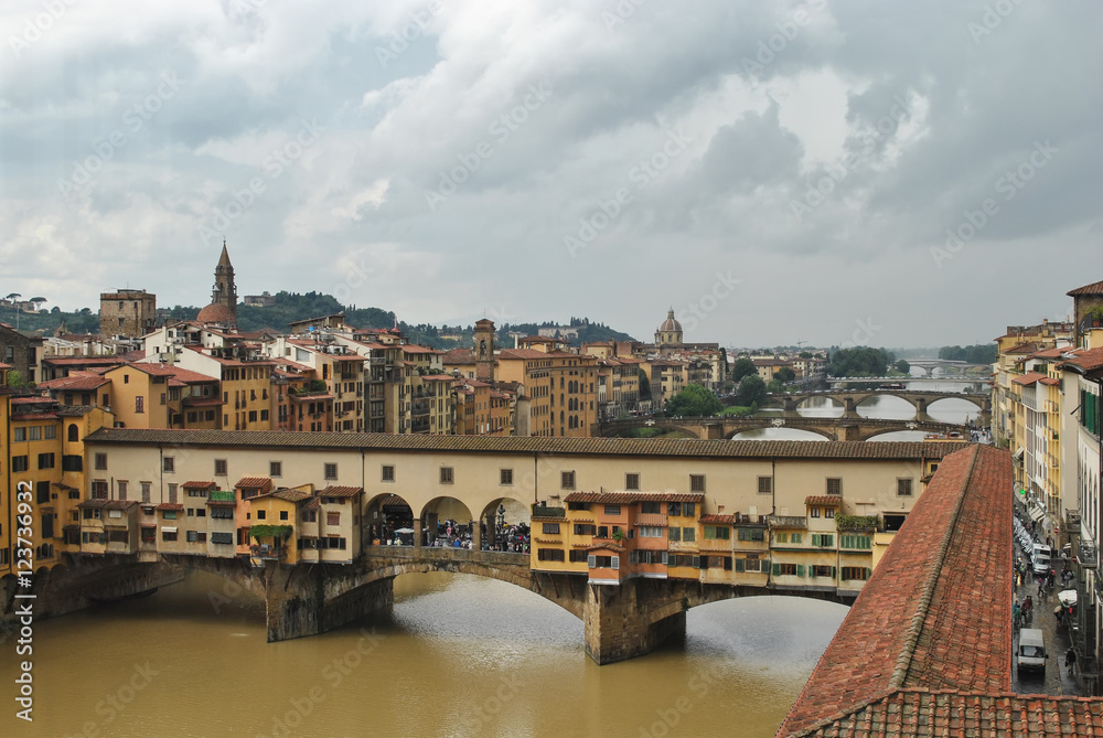 Naklejka premium Ponte vecchio ed il fiume Arno 