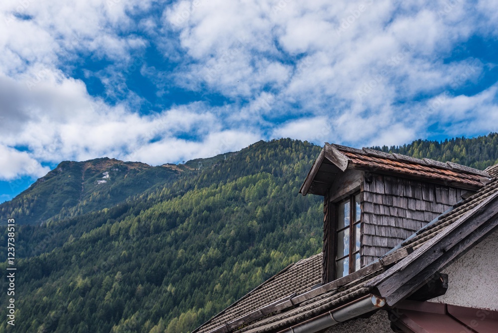 Dachgaube mit Holzschindeln verkleidet, Berge im Hintergrund, Stubaital