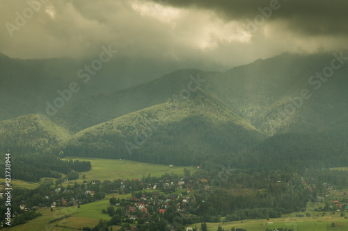 Obraz na płótnie Tatry pod gęstymi ciemnymi chmurami