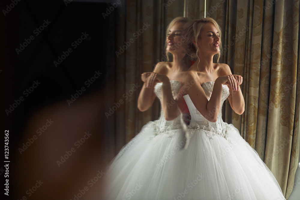 Naklejka premium happy bride prepared for the meeting with groom