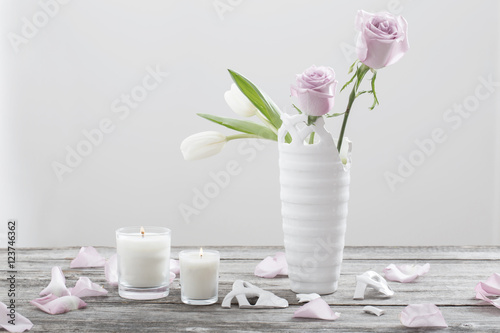 Fototapeta Naklejka Na Ścianę i Meble -  pink roses in broken vase on old wooden table