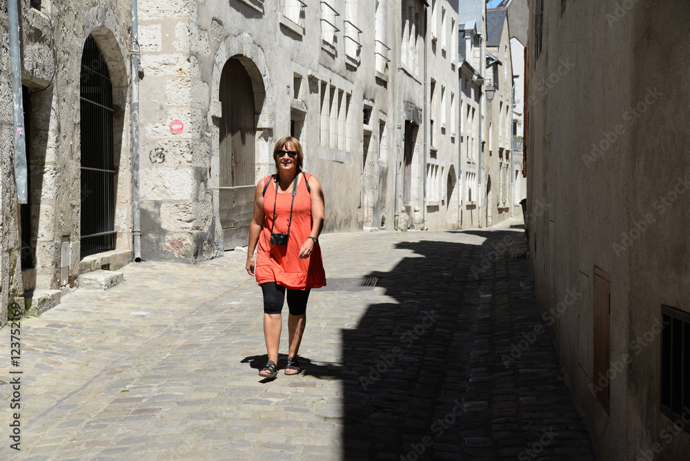 Frau in einer Gasse in Blois, Frankreich