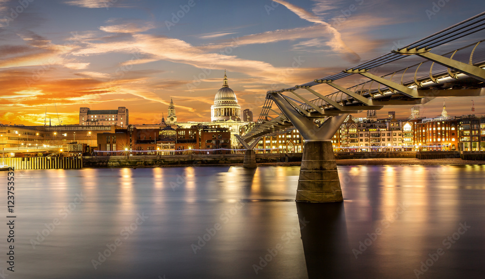 Naklejka premium Zachód słońca za katedrą św. Pawła i Mostem Milenijnym w Londynie