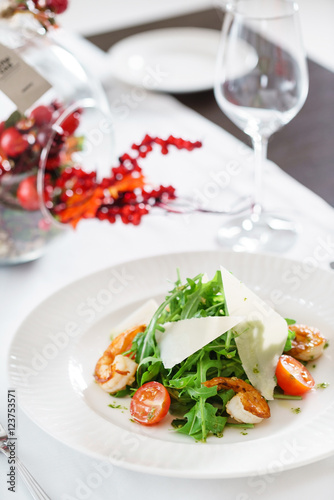 salad with shrimps and arugula