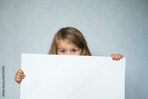 Ребенок держит белый постер в руках