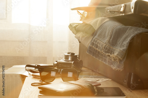 seyahat hazırlıkları valiz ve kıyafetler güneş ışıkları altında photo