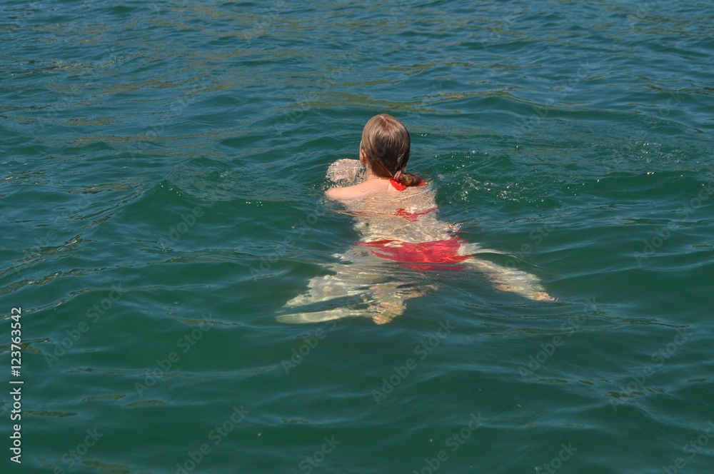 Frau am Schwimmen im Badesee