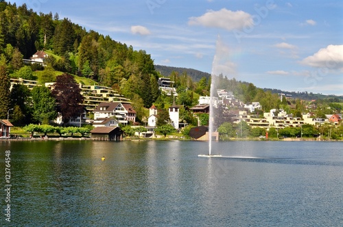 Dorf Unterägeri am Ägerisee mit Springbrunnen, Kanton Zug, Schweizer See photo