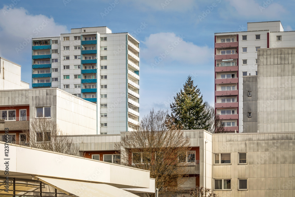 Fototapeta premium Hochhäuser Fassade Wohnungen Nachbarschaft