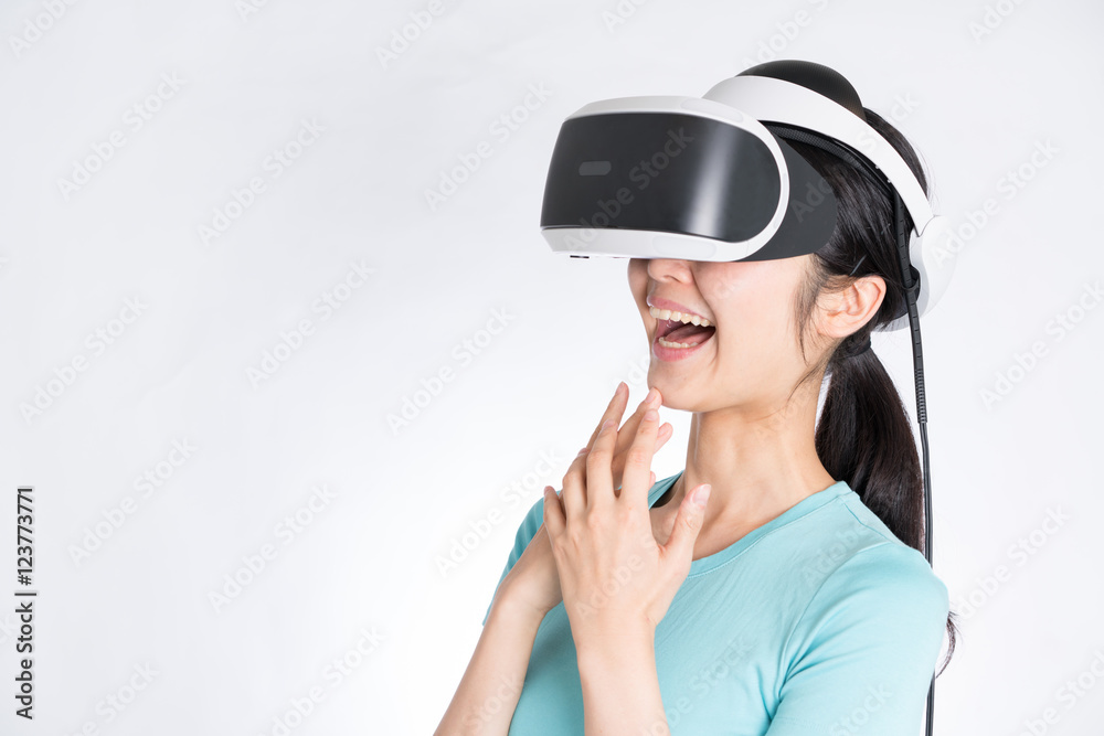 VRヘッドセットを装着した女性 VRヘッドセットを装着した女性